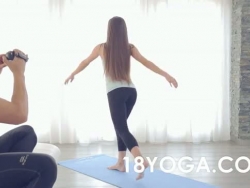 adolescente em vapor de vestuário yoga começa a penetração anal por beau