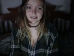 Nena nastolatek ensena sus tetotas por webcam