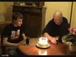 vader laat moeder gorgelen en pummel zoon voor zijn verjaardag