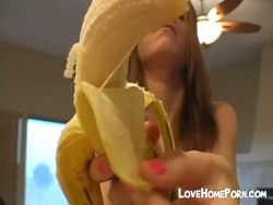 miel ultra-mignon tonguing une banane
