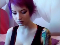 rosenrød haired strålende figur tatted webcam dame