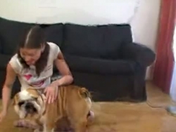 jeugdige dame met hond en gezwollen beha-stuffers geeft zichzelf een climax