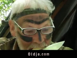 barbudo de 70 años el abuelo pulveriza adolescente en el bosque