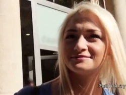 rosyjski platynowo-blond pielęgniarki trybowania w publicznych