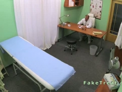legen herjer mumie pasient på et skrivebord