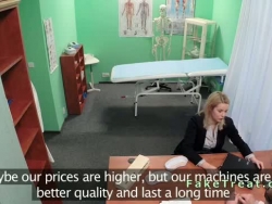 jasnoblond sprzedawczyni bez kości w fałszywym szpitalu