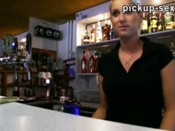 real uerfarne blonde barmaid Lenka pløyd for en klump av kontanter