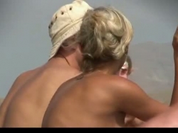 naturiste adolescente pas timides au sujet posant nue à la plage