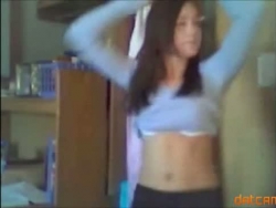 Wspaniały nastolatek taniec i fingerblasting na kamery internetowej szuka realsex
