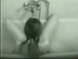 superbe caché film web cam de ma sœur dans le tube de drainage de bain