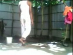 Indiase desi duo pummeling terwijl het nemen buitenbad