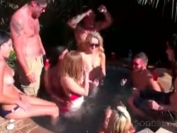 college honies krijgen de vagina aten in een zwembad fuck-fest soiree