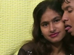 gorgeus indiano adolescente fuckes nella sua fessura vapore indiano studnt
