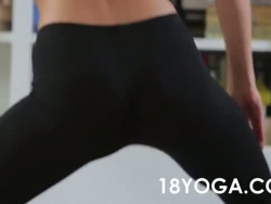 yoga adolescente obtient cul-fuck sur tabouret après l'exercice