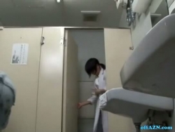 bureau femme frappa fingerblasted et mangé par le nettoyeur dans la toilette
