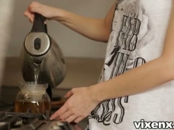 vixenx kambuz-boink creampie szczupła napięta nastolatek kambuz romped w kuchni