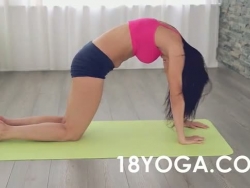 yoga tiener Kitana lokken asspoke pokeed op bal