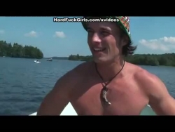 biondo platino pummeled hard rock in una barca sul lago di uomini trio