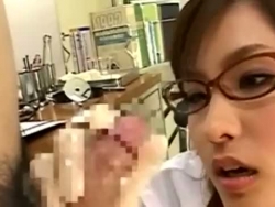 Infirmière asiatique torride en collants donne travail de l'avant-bras