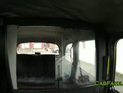 cramoisi chaude britannique foncé haicrimson bjs os dans un taxi