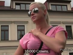 enorme bovenlijf Tsjechisch prille loodjes buiten in het openbaar