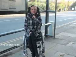 paraprincess utendørs ekshibisjonisme og blinkende rullestol bundet stunner demonstrere