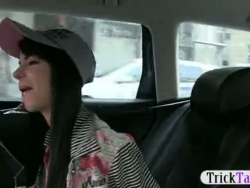 uitstekende super-cute tiener gezet door de taxichauffeur te blazen zijn hard-on