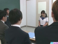 Rucken in der Klasse bekommt Aika Hoshino Sperma zu trinken