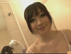 ganske asiatisk dame spotter i dusjen