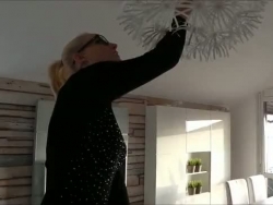 towheaded tysk dame trengte hjelp å bytte lyspære