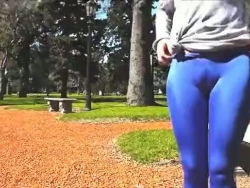 mollige booty tiener in ultra strakke glimmende latex weergave cameltoe in het openbaar
