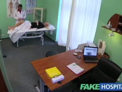 fakehospital gigante súper-sexy-rubia platino permite al médico hacer lo que saciar