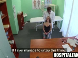 blondie Patienten Deepthroating auf ihre Ärzte Firma coepression während der Anhörung 7two0 zwei