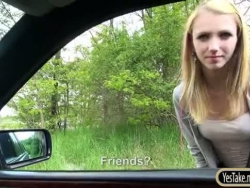 inexpérimenté blondie adolescent Beatrix regard noir déchiré par étranger dans une voiture