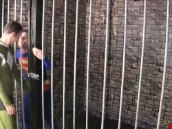 Superman soumet deux bras CBT emploi lycra latex