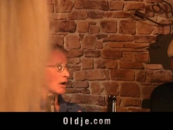 engelsk oldman romps hyggelig amerikansk blondie på en pub