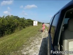 Nastolatek Nadia capri prezentuje jej hooters autostopem po czym walnął