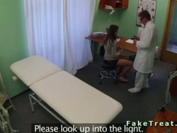 Pacjent VAG piórem i romped przez lekarza