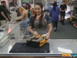 mulher faculdade uber-sexy demonstra seus funbags em público em uma loja de penhores