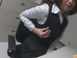 Kaoru Natsuki füllt ihre unrasierten Schlitz mit einem gefälschten Penis