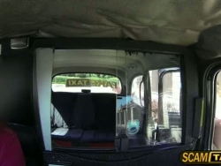 super gesmolten nietige bella krijgt gratis gesmolten neukfeest op de achterbank van de taxi