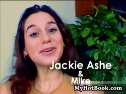 Jackie Ashe jest brunetem nastoletnia, że ​​zgodził się na