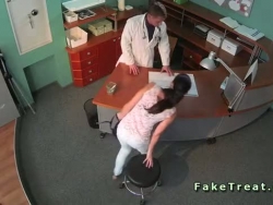 arts pokes patiënt op een recepcionists bureau