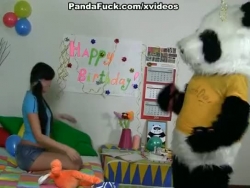 begitt seg for å spille med en gigantisk stang leketøy panda