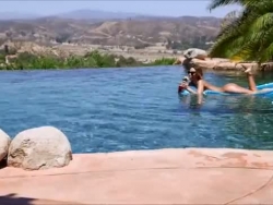 Jada Stevens - pummeling beira da piscina